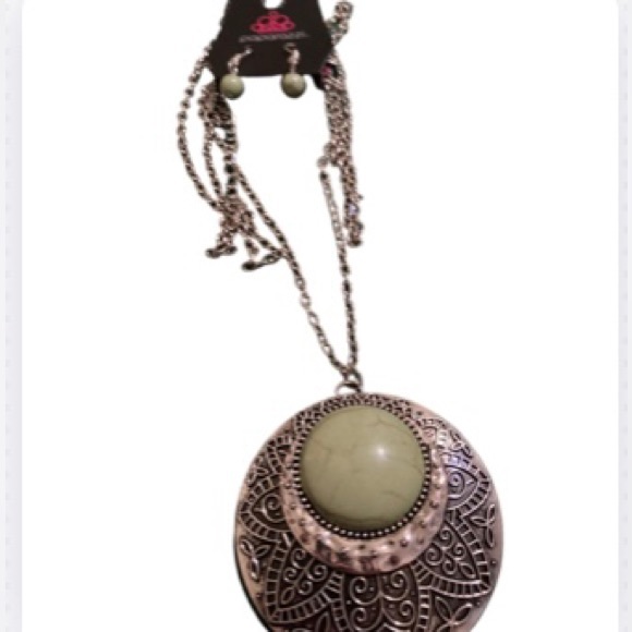 NWT Paparazzi Shade of Green & Silver Toned Necklace with Matching Earrings - Picture 9 of 12